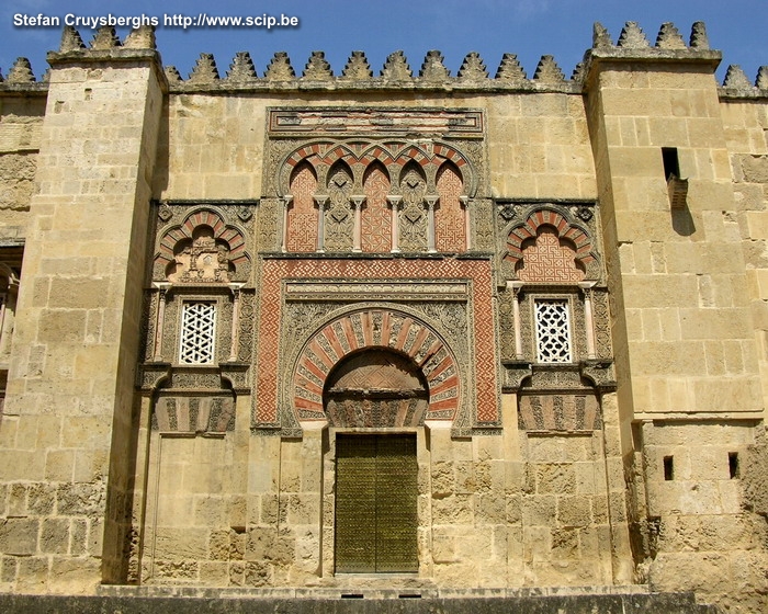 Cordoba - Mezquita De Mezquita is de moskee en kathedraal van Cordoba. De moskee werd gebouwd vanaf 784 door Abderraman I. Al-Hakam II breidde de moskee uit in 961. In 1523 gaf Karel V de toestemming om de moskee om te bouwen tot kathedraal.  Stefan Cruysberghs